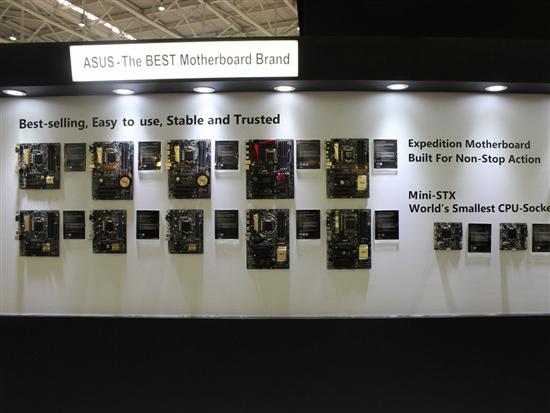 产品线超多 台北电脑展华硕展台实拍(图24) 昨天是台北电脑展的第一天,笔者第一个就来到了刚刚发布手机产品的华硕展台。总的来说这次展会以电脑产品为主,但华硕ZenFone 3系列产品还是赢得了很高的关注度。除此之外,华硕展台也展出了笔记本,桌面电脑,智能穿戴等产品,下面我们就来一起看一下华硕展台的具体细节,结尾有福利喔~