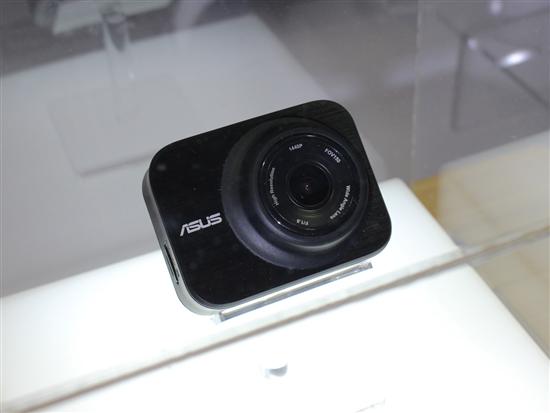产品线超多 台北电脑展华硕展台实拍(图20) 昨天是台北电脑展的第一天,笔者第一个就来到了刚刚发布手机产品的华硕展台。总的来说这次展会以电脑产品为主,但华硕ZenFone 3系列产品还是赢得了很高的关注度。除此之外,华硕展台也展出了笔记本,桌面电脑,智能穿戴等产品,下面我们就来一起看一下华硕展台的具体细节,结尾有福利喔~