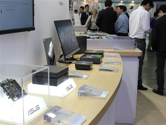 产品线超多 台北电脑展华硕展台实拍(图15) 昨天是台北电脑展的第一天,笔者第一个就来到了刚刚发布手机产品的华硕展台。总的来说这次展会以电脑产品为主,但华硕ZenFone 3系列产品还是赢得了很高的关注度。除此之外,华硕展台也展出了笔记本,桌面电脑,智能穿戴等产品,下面我们就来一起看一下华硕展台的具体细节,结尾有福利喔~