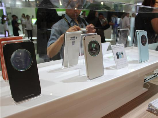 产品线超多 台北电脑展华硕展台实拍(图9) 昨天是台北电脑展的第一天,笔者第一个就来到了刚刚发布手机产品的华硕展台。总的来说这次展会以电脑产品为主,但华硕ZenFone 3系列产品还是赢得了很高的关注度。除此之外,华硕展台也展出了笔记本,桌面电脑,智能穿戴等产品,下面我们就来一起看一下华硕展台的具体细节,结尾有福利喔~