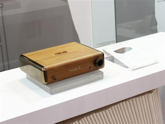 产品线超多 台北电脑展华硕展台实拍(图18) 昨天是台北电脑展的第一天,笔者第一个就来到了刚刚发布手机产品的华硕展台。总的来说这次展会以电脑产品为主,但华硕ZenFone 3系列产品还是赢得了很高的关注度。除此之外,华硕展台也展出了笔记本,桌面电脑,智能穿戴等产品,下面我们就来一起看一下华硕展台的具体细节,结尾有福利喔~