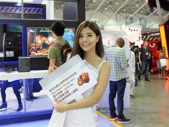 产品线超多 台北电脑展华硕展台实拍(图27) 昨天是台北电脑展的第一天,笔者第一个就来到了刚刚发布手机产品的华硕展台。总的来说这次展会以电脑产品为主,但华硕ZenFone 3系列产品还是赢得了很高的关注度。除此之外,华硕展台也展出了笔记本,桌面电脑,智能穿戴等产品,下面我们就来一起看一下华硕展台的具体细节,结尾有福利喔~