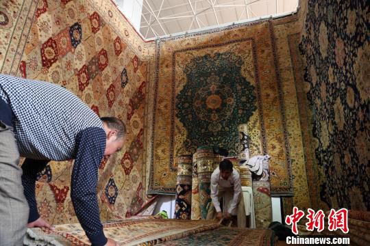 青海十三年藏毯展：以毯为“媒” 加强经贸合作