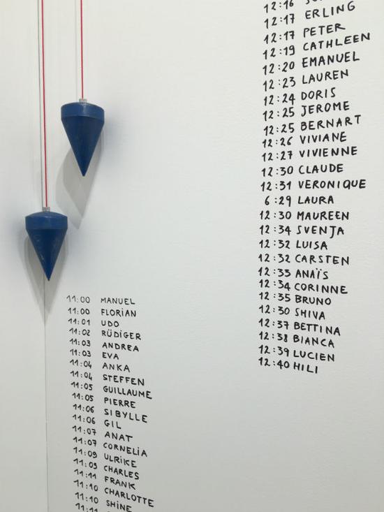 在Esther Schipper 展位上的罗曼·昂达克作品《时间表》