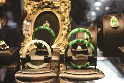 展会销售渐成珠宝市场主流(图1) 相信大多数迷恋网购的人,都有过被骗的经历,如果是几块钱的小物件,大多时候也就算了,如果是几百块的商品必然是投诉+申诉的一番论战,如果是网购成千上万的珠宝,你还能淡定吗?业内人士提醒,在网上选购珠宝时还需多加辨别,谨慎思考。