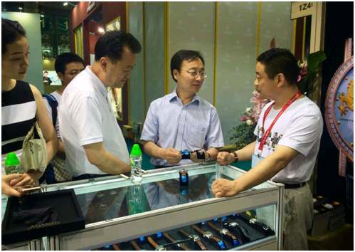 宇宙之星钻石金表惊艳 2016深圳国际钟表展(图1) 宇宙之星钻石金表惊艳 2016深圳国际钟表展(图1)
