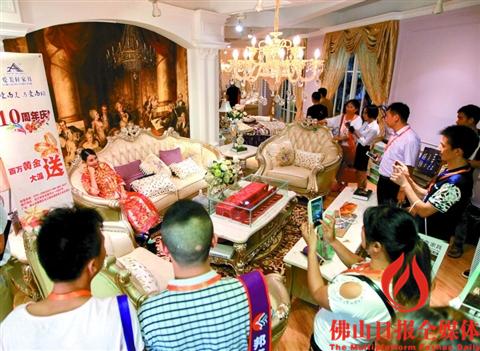 历届龙家具展都是经销商采购佛山家具的盛会。 (资料图片)/佛山日报记者周春摄 第32届龙家具展下周开幕 三大展会同启幕(图1)