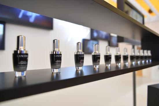 Lancome兰蔻全新升级‘小黑瓶’精华肌底液 陈列