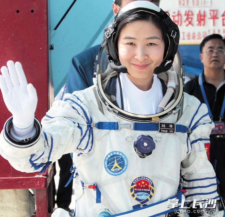 中国上天入海科技博览会(图2) 航天员身着宇航服。