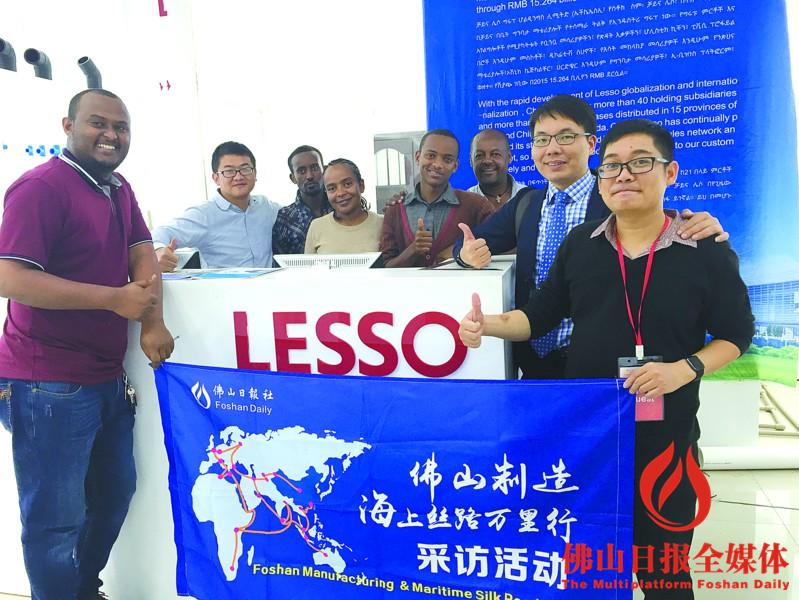 联塑埃塞建展厅发力自主品牌(图1) 佛山制造海上丝路万里行采访组记者(右一)拜访联塑集团在埃塞俄比亚首都Bambis综合建材市场的产品展厅。