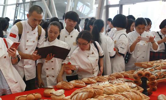 学子参观第44届世界技能大赛重庆烘焙项目展(图3) 学子参观第44届世界技能大赛重庆烘焙项目展(图3)