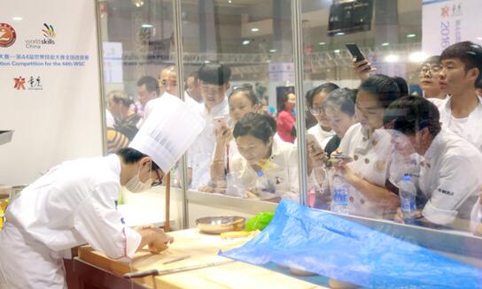 学子参观第44届世界技能大赛重庆烘焙项目展(图4) 学子参观第44届世界技能大赛重庆烘焙项目展(图4)
