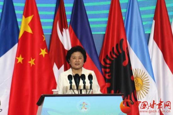 中华人民共和国国务院副总理刘延东宣读习近平主席发来的贺信，并发表主旨演讲。