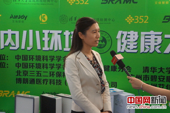 中国环境科学学会环境科普部副主任陈永梅介绍“绿色家居”展的情况。