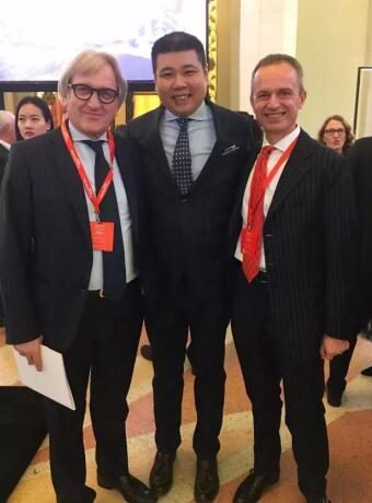 著名设计师卢涛参加米兰国际家具展VIP预展(图1) 著名设计师卢涛参加米兰国际家具展VIP预展