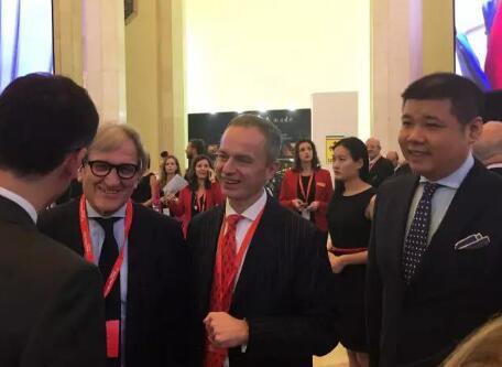 著名设计师卢涛参加米兰国际家具展VIP预展(图2) 著名设计师卢涛参加米兰国际家具展VIP预展